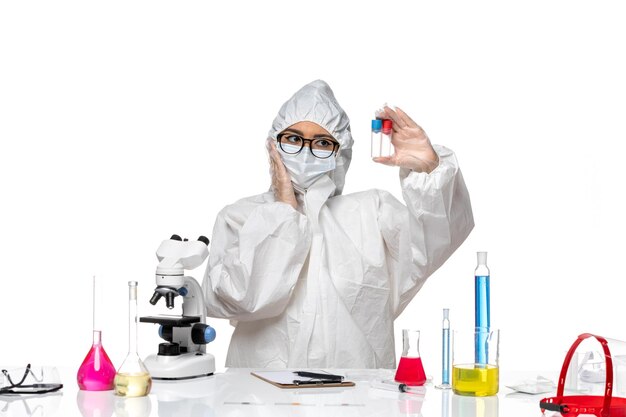 흰색 배경 건강 바이러스 covid 화학에 빈 플라스크를 들고 특수 보호 복에 전면보기 여성 화학자