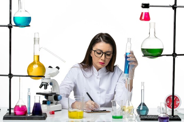 솔루션 흰색 배경 과학 바이러스 covid- 대유행 실험실과 플라스크를 들고 흰색 의료 소송에서 전면보기 여성 화학자