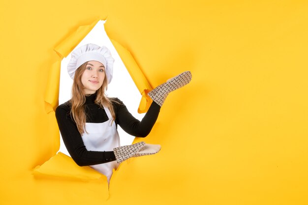 노란색 태양 음식 색상 요리 감정 주방 사진에 요리사 장갑과 흰색 요리사 모자를 쓴 전면 여성 요리사