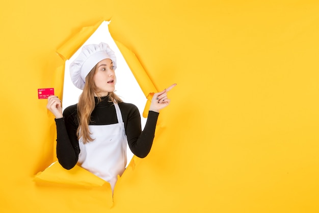 노란색 돈 색 작업 사진 부엌 요리 감정에 빨간 은행 카드를 들고 전면 보기 여성 요리사