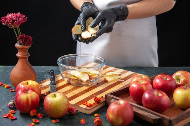 전면 보기 여성 요리사 어두운 과일 주스 다이어트 샐러드 음식 식사 이국적인 작업 파이 케이크에 접시에 사과를 넣어