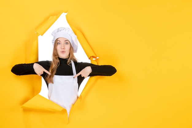 Вид спереди женщина-повар на желтом фото еда эмоция кухня работа цветная бумага