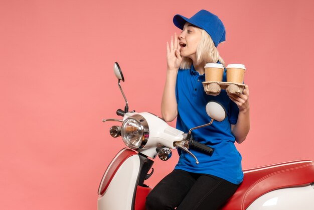 분홍색에 커피 컵과 자전거에 전면보기 여성 택배