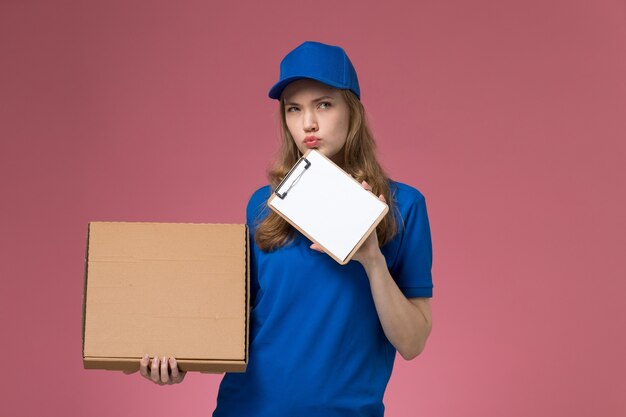 핑크 데스크 서비스 유니폼 직업 회사에 생각하는 음식 배달 상자와 메모장을 들고 파란색 유니폼에 전면보기 여성 택배