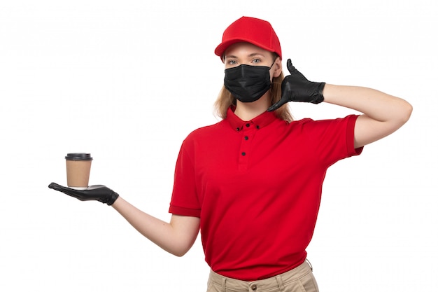 白地にコーヒーを保持している赤いシャツ黒手袋赤キャップ黒マスクの正面女性宅配便