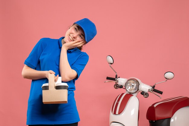 핑크 책상 작업 배달 서비스 작업자 여자 자전거 유니폼 작업에 배달 커피와 함께 전면보기 여성 택배