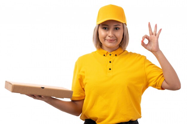 노란색 셔츠 노란색 모자와 검은 청바지에 전면보기 여성 택배 흰색에 피자 상자를 들고 웃