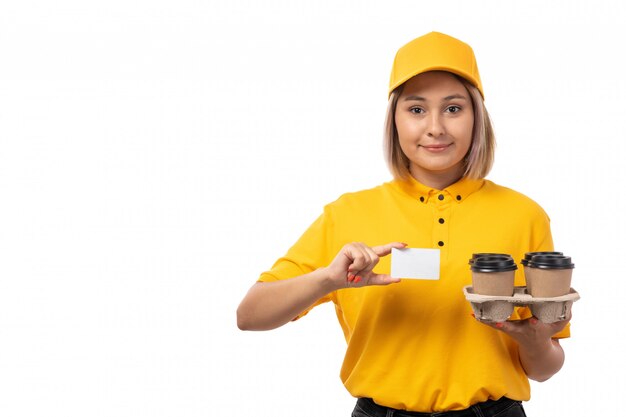 노란색 셔츠 노란색 모자 검은 청바지에 전면보기 여성 택배는 흰색에 흰색 카드와 커피를 들고 웃