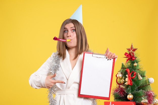 Medico femminile di vista frontale che celebra le feste