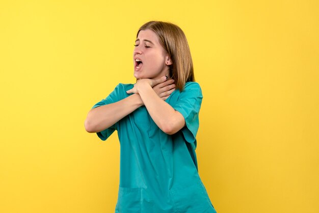 노란색 공간에 자신을 질식 전면보기 여성 의사