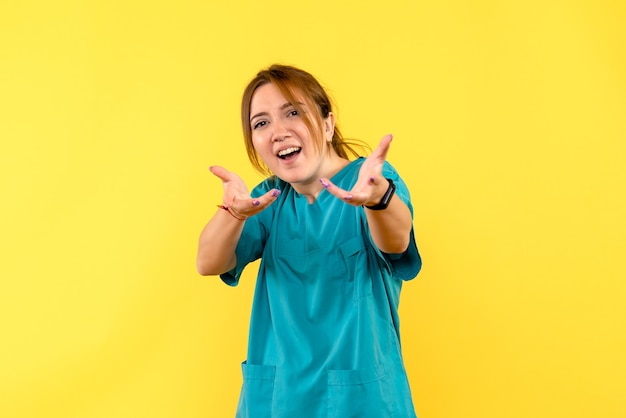 Medico femminile di vista frontale confuso sullo spazio giallo