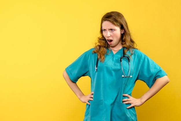 Free photo front view female doctor displeased on yellow space