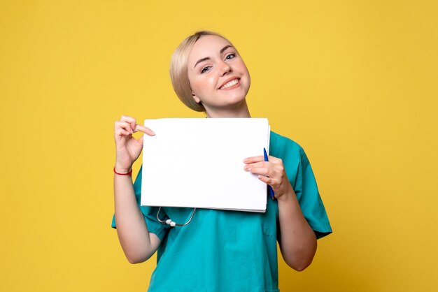 Вид спереди женщина-врач с разными бумагами, медсестра, медсестра по пандемии вируса, больница covid-19