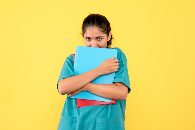 Foto gratuita documenti della holding del medico femminile di vista frontale