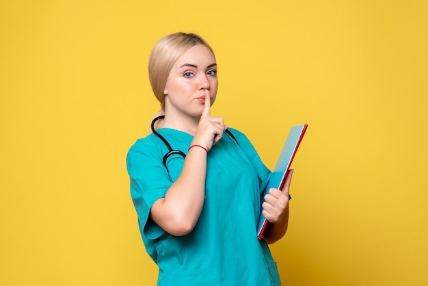 Medico femminile di vista frontale che tiene le note, ospedale infermieristico covid-19 di salute dell'ambulanza del medico