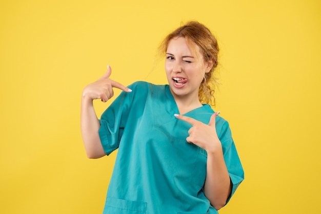 Foto gratuita medico femminile di vista frontale in camicia medica, infermiera medica covid-19 di salute di colore