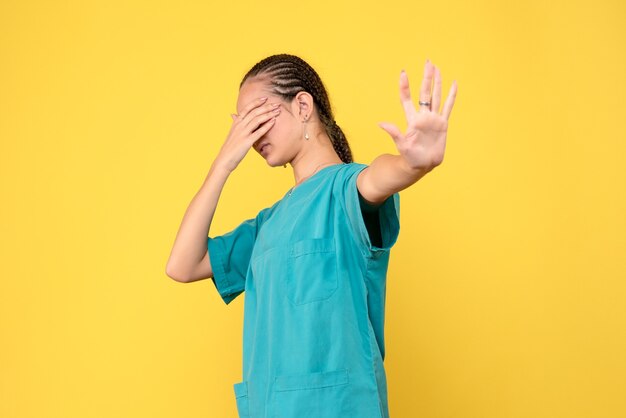 医療シャツを着た正面図の女性医師、カラーヘルスナースcovid-19病院のウイルス感情