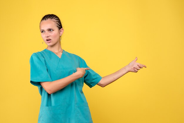Вид спереди женщина-врач в медицинской рубашке, цветной вирус здоровья медсестры covid-19
