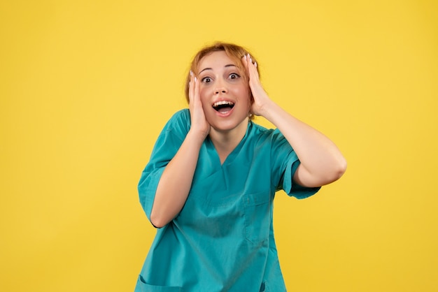 Вид спереди женщина-врач в медицинской рубашке, цветная эмоция, здоровье медсестра covid-19