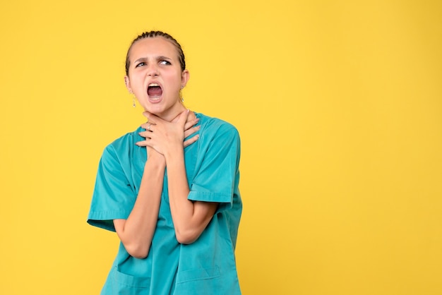 Medico femminile di vista frontale in camicia medica, emozione dell'infermiera di colore del virus della salute covid-19