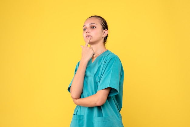 Вид спереди женщина-врач в медицинской рубашке, цветная эмоция больницы медсестры covid