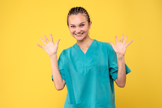 의료 셔츠에 전면보기 여성 의사, 건강 감정 covid-19 바이러스 색상 간호사 병원