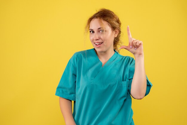 Вид спереди женщина-врач в медицинской рубашке, медсестра больницы цвета covid-19