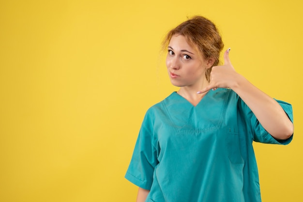 Вид спереди женщина-врач в медицинской рубашке, медсестра больницы цвета covid медик здравоохранения