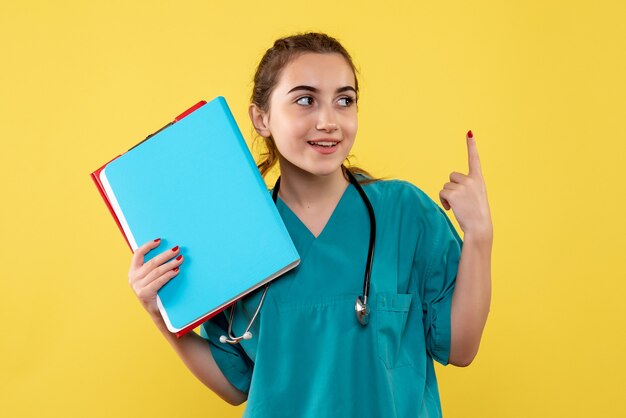 Вид спереди женщина-врач в медицинской рубашке с разными записками, пандемическая форма цветного вируса covid-19