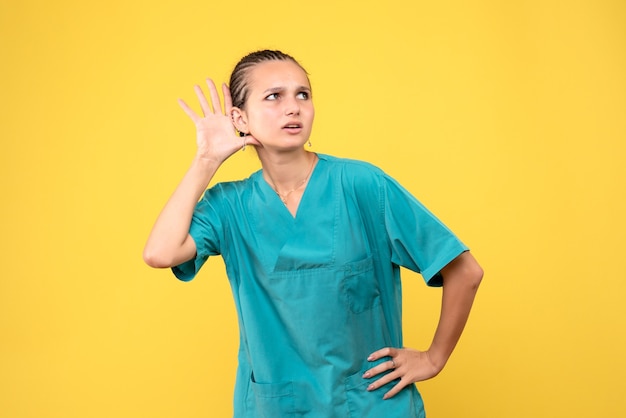 Вид спереди женщина-врач в медицинской рубашке, больничная медсестра, вирус здоровья цвета covid-19