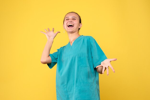 Вид спереди женщина-врач в медицинской рубашке смеется, медсестра больницы, вирус здоровья цвета covid-19