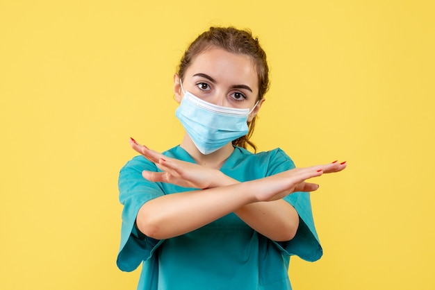 의료 셔츠와 마스크, 건강 색상 유행성 바이러스 covid-19 코로나 바이러스에 전면보기 여성 의사
