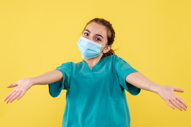 医療用シャツとマスクの正面図の女性医師、健康色パンデミックウイルスcovid-19均一コロナウイルス