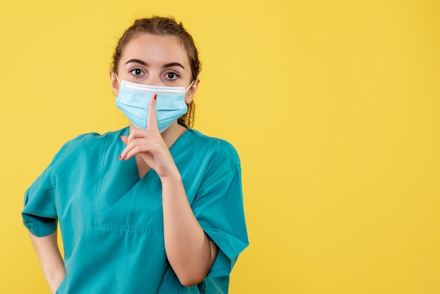 Вид спереди женщина-врач в медицинской рубашке и маске, цвет здоровья пандемический вирус covid-19, единый коронавирус