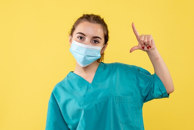 医療シャツとマスク、健康covid-19ウイルスの均一な色の正面の女性医師