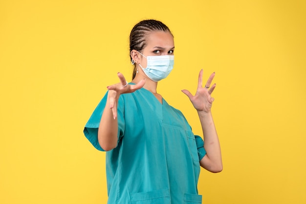 의료 셔츠와 마스크의 전면보기 여성 의사, 보건 간호사 병원 바이러스 COVID-