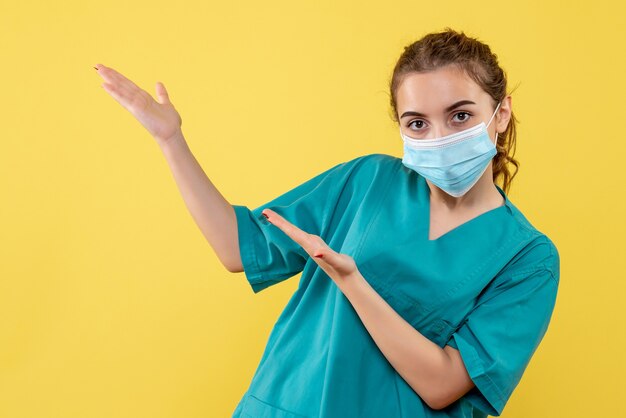 의료 셔츠와 마스크의 전면보기 여성 의사, 건강 바이러스 covid-19 색상 유니폼