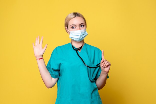 Вид спереди женщина-врач в медицинской рубашке и маске, медсестра больницы covid-19