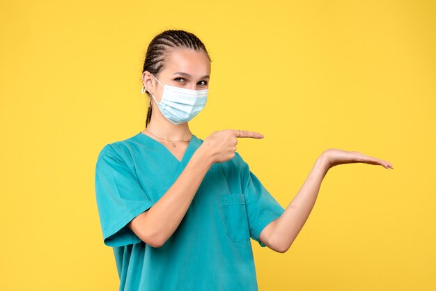 Вид спереди женщина-врач в медицинской рубашке и маске, медсестра, медсестра, больница пандемии covid-19