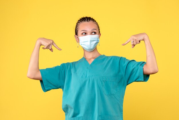Вид спереди женщина-врач в медицинской рубашке и маске, вирус медсестры пандемии covid-19
