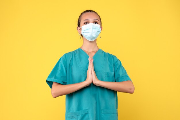 의료 셔츠와 마스크기도의 전면보기 여성 의사, 전염병 의료진 건강 간호사 바이러스 COVID-19 병원