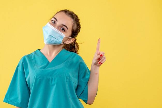 医療シャツとマスク、均一なウイルスの健康色covid-19パンデミックの正面の女性医師