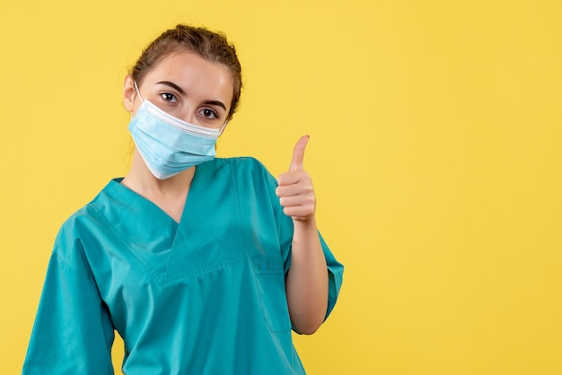 医療シャツとマスク、均一なウイルスの健康色covid-19パンデミックの正面の女性医師