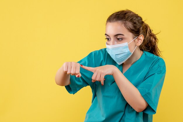医療シャツとマスクの正面図の女性医師、ウイルスパンデミック均一色covid-19コロナウイルス