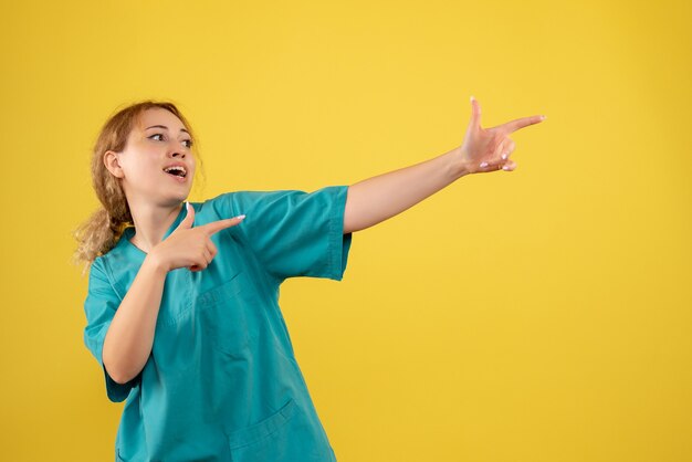 Вид спереди женщина-врач в медицинской рубашке, здоровье цвета медика, эмоции covid-19