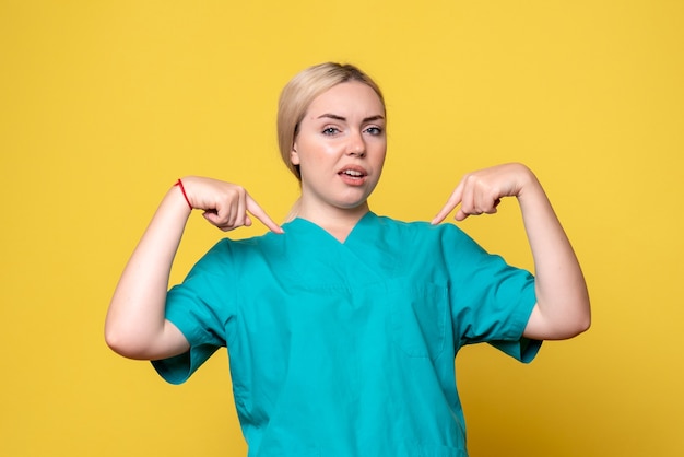 Вид спереди женщина-врач в медицинской рубашке, пандемия эмоций медсестры covid