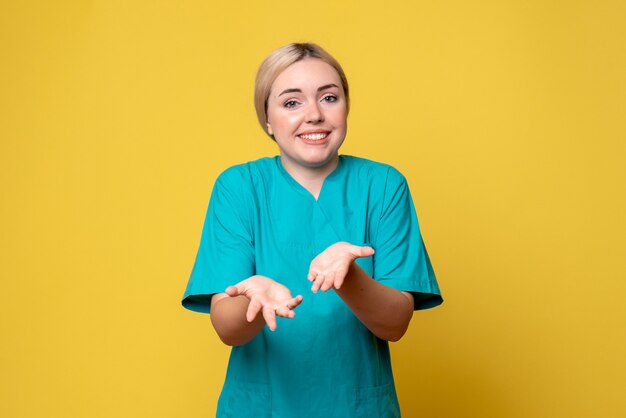 의료 셔츠에 전면보기 여성 의사, 의료진 감정 COVID-19 간호사 전염병