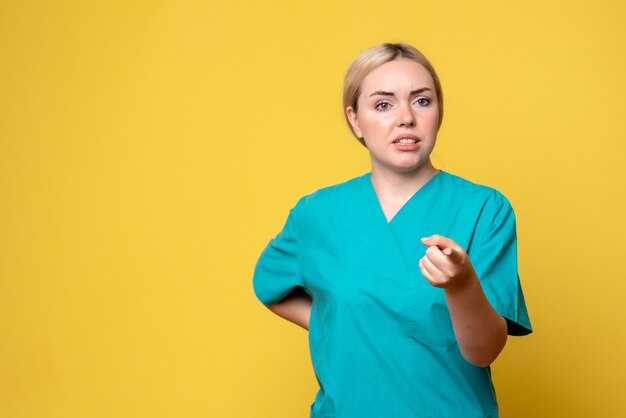 의료 셔츠에 전면보기 여성 의사, 의료진 감정 병원 covid 전염병 간호사