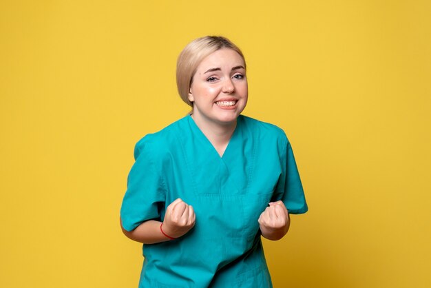 Вид спереди женщина-врач в медицинской рубашке, эмоция медсестры пандемии covid