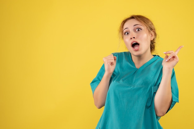 Medico femminile di vista frontale in camicia medica, emozioni di salute di colore covid-19 del medico dell'infermiere